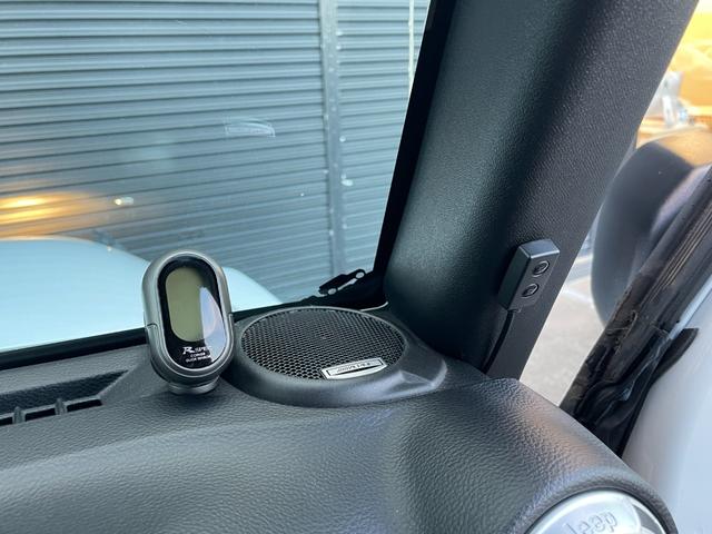 ジープ・ラングラーアンリミテッド サハラ 9インチフローティングナビ 12セグ BT DVD CD サイド/バックカメラ ALPINEスピーカー HIDヘッドライト オートライト ETC 純正17インチAW クルーズコントロール 禁煙車(21枚目)