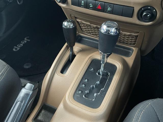 ジープ・ラングラーアンリミテッド サハラ 9インチフローティングナビ 12セグ BT DVD CD サイド/バックカメラ ALPINEスピーカー HIDヘッドライト オートライト ETC 純正17インチAW クルーズコントロール 禁煙車(32枚目)