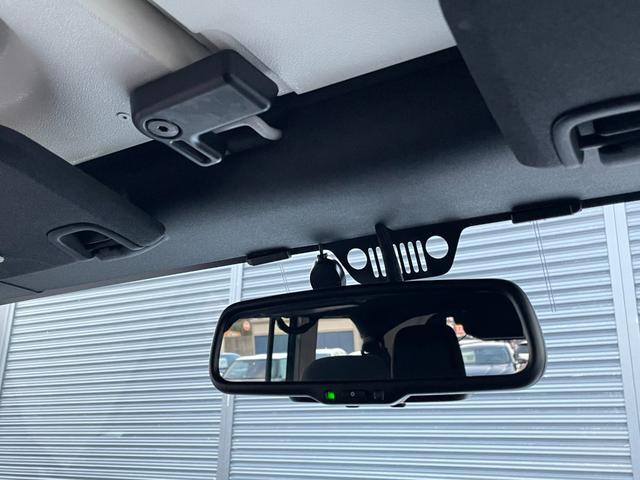 ジープ・ラングラーアンリミテッド サハラ 9インチフローティングナビ 12セグ BT DVD CD サイド/バックカメラ ALPINEスピーカー HIDヘッドライト オートライト ETC 純正17インチAW クルーズコントロール 禁煙車(35枚目)