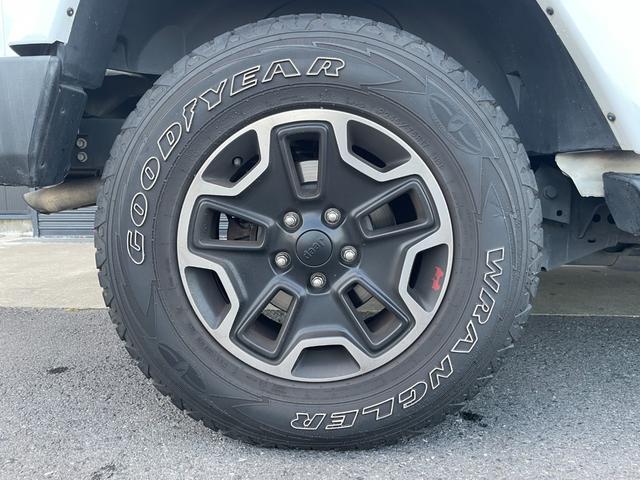 ジープ・ラングラーアンリミテッド サハラ 9インチフローティングナビ 12セグ BT DVD CD サイド/バックカメラ ALPINEスピーカー HIDヘッドライト オートライト ETC 純正17インチAW クルーズコントロール 禁煙車(47枚目)