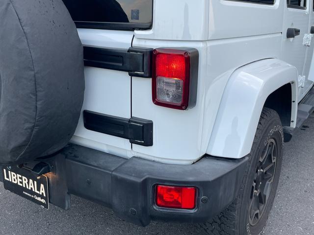 ジープ・ラングラーアンリミテッド サハラ 9インチフローティングナビ 12セグ BT DVD CD サイド/バックカメラ ALPINEスピーカー HIDヘッドライト オートライト ETC 純正17インチAW クルーズコントロール 禁煙車(54枚目)