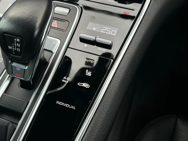 ���ʂȃN���}��I�Ԃ��߂��ґ�ȋ�Ԃ����p�ӁB�������Ɨ�����������ԂŃR�[�q�[�����݂Ȃ���ԑI�т����y���݂��������B�k�h�a�d�q�`�k�`�ł͂U��ނ̃R�[�q�[�����p�ӂ��Ă���܂��B