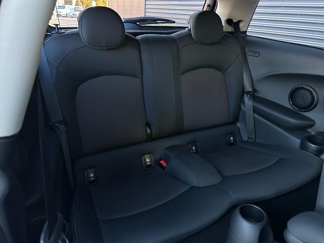 MINI ヴィクトリア 中期 インテリジェントSFT 純正ナビ バックカメラ LED ETC BT USB ミュージックサーバー MTモード切替 純正15インチAW オートライト 電動格納ミラー アイドリングストップ 禁煙車(8枚目)