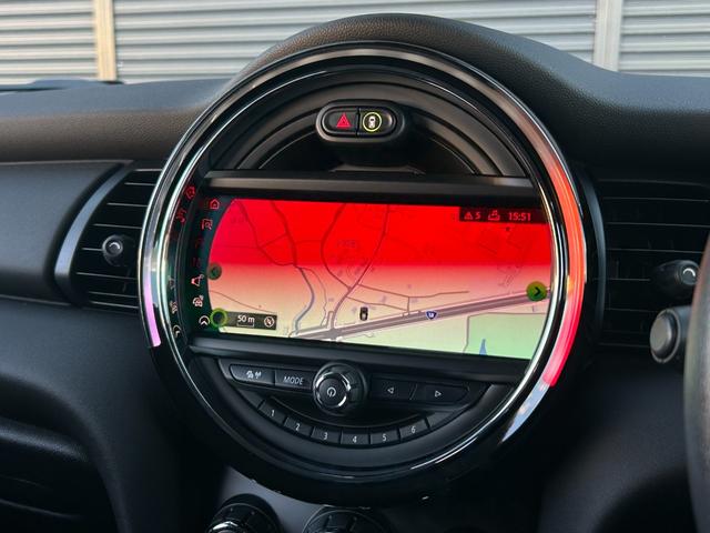 MINI ヴィクトリア 中期 インテリジェントSFT 純正ナビ バックカメラ LED ETC BT USB ミュージックサーバー MTモード切替 純正15インチAW オートライト 電動格納ミラー アイドリングストップ 禁煙車(20枚目)