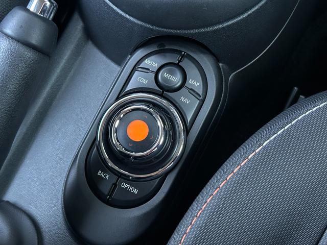 MINI ヴィクトリア 中期 インテリジェントSFT 純正ナビ バックカメラ LED ETC BT USB ミュージックサーバー MTモード切替 純正15インチAW オートライト 電動格納ミラー アイドリングストップ 禁煙車(33枚目)