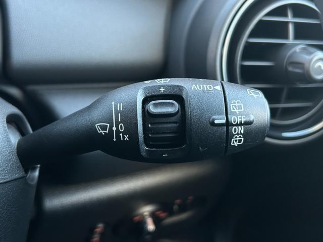 MINI ヴィクトリア 中期 インテリジェントSFT 純正ナビ バックカメラ LED ETC BT USB ミュージックサーバー MTモード切替 純正15インチAW オートライト 電動格納ミラー アイドリングストップ 禁煙車(40枚目)