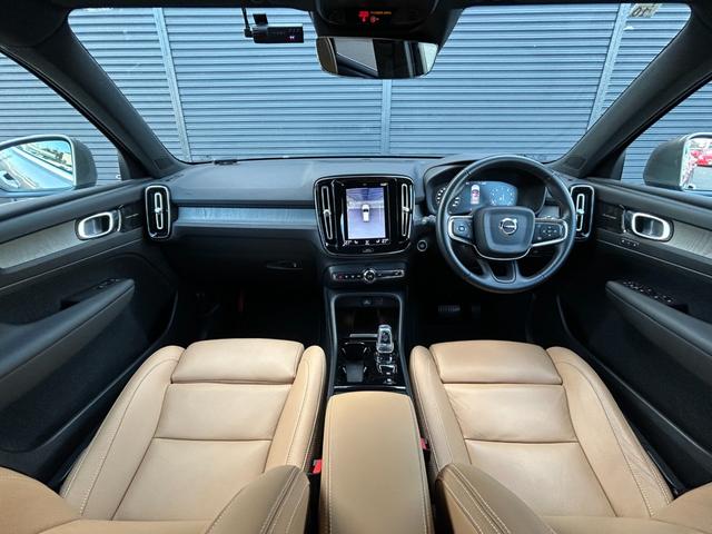 ＸＣ４０ Ｂ４　ＡＷＤ　インスクリプション　サンルーフ　ｈａｒｍａｎ／ｋａｒｄｏｎ　茶革　Ｓヒーター　ＰＷシート　ＰＷテールゲート　ナビ　ＴＶ　ＣａｒＰｌａｙ　３６０度カメラ　ＡＣＣ　自動駐車　純正１９インチＡＷ　ＬＥＤ　オートハイビーム（4枚目）