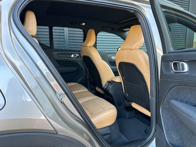 ＸＣ４０ Ｂ４　ＡＷＤ　インスクリプション　サンルーフ　ｈａｒｍａｎ／ｋａｒｄｏｎ　茶革　Ｓヒーター　ＰＷシート　ＰＷテールゲート　ナビ　ＴＶ　ＣａｒＰｌａｙ　３６０度カメラ　ＡＣＣ　自動駐車　純正１９インチＡＷ　ＬＥＤ　オートハイビーム（9枚目）