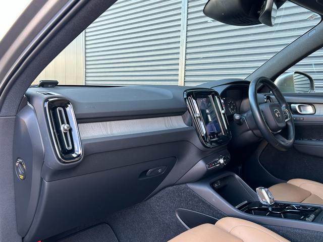 ＸＣ４０ Ｂ４　ＡＷＤ　インスクリプション　サンルーフ　ｈａｒｍａｎ／ｋａｒｄｏｎ　茶革　Ｓヒーター　ＰＷシート　ＰＷテールゲート　ナビ　ＴＶ　ＣａｒＰｌａｙ　３６０度カメラ　ＡＣＣ　自動駐車　純正１９インチＡＷ　ＬＥＤ　オートハイビーム（11枚目）