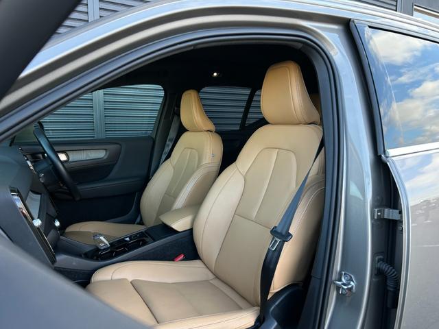 ＸＣ４０ Ｂ４　ＡＷＤ　インスクリプション　サンルーフ　ｈａｒｍａｎ／ｋａｒｄｏｎ　茶革　Ｓヒーター　ＰＷシート　ＰＷテールゲート　ナビ　ＴＶ　ＣａｒＰｌａｙ　３６０度カメラ　ＡＣＣ　自動駐車　純正１９インチＡＷ　ＬＥＤ　オートハイビーム（12枚目）