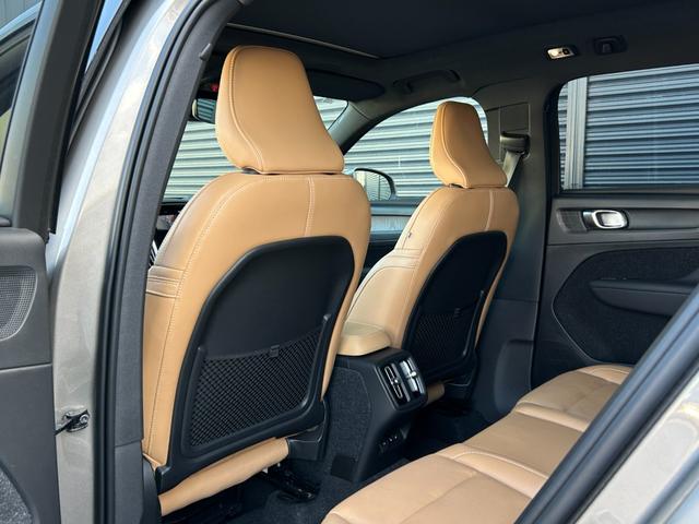 ＸＣ４０ Ｂ４　ＡＷＤ　インスクリプション　サンルーフ　ｈａｒｍａｎ／ｋａｒｄｏｎ　茶革　Ｓヒーター　ＰＷシート　ＰＷテールゲート　ナビ　ＴＶ　ＣａｒＰｌａｙ　３６０度カメラ　ＡＣＣ　自動駐車　純正１９インチＡＷ　ＬＥＤ　オートハイビーム（13枚目）