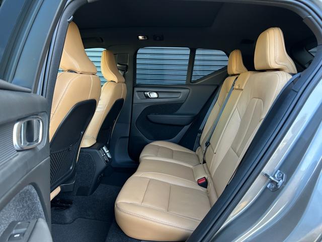 ＸＣ４０ Ｂ４　ＡＷＤ　インスクリプション　サンルーフ　ｈａｒｍａｎ／ｋａｒｄｏｎ　茶革　Ｓヒーター　ＰＷシート　ＰＷテールゲート　ナビ　ＴＶ　ＣａｒＰｌａｙ　３６０度カメラ　ＡＣＣ　自動駐車　純正１９インチＡＷ　ＬＥＤ　オートハイビーム（14枚目）