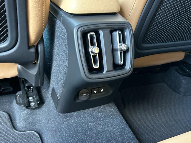 ＸＣ４０ Ｂ４　ＡＷＤ　インスクリプション　サンルーフ　ｈａｒｍａｎ／ｋａｒｄｏｎ　茶革　Ｓヒーター　ＰＷシート　ＰＷテールゲート　ナビ　ＴＶ　ＣａｒＰｌａｙ　３６０度カメラ　ＡＣＣ　自動駐車　純正１９インチＡＷ　ＬＥＤ　オートハイビーム（15枚目）