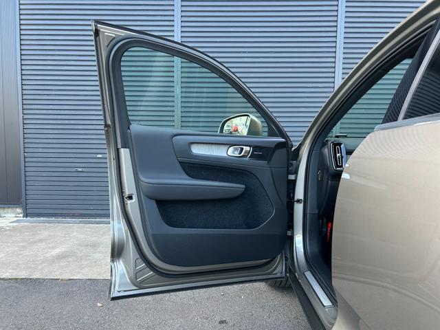 ＸＣ４０ Ｂ４　ＡＷＤ　インスクリプション　サンルーフ　ｈａｒｍａｎ／ｋａｒｄｏｎ　茶革　Ｓヒーター　ＰＷシート　ＰＷテールゲート　ナビ　ＴＶ　ＣａｒＰｌａｙ　３６０度カメラ　ＡＣＣ　自動駐車　純正１９インチＡＷ　ＬＥＤ　オートハイビーム（21枚目）