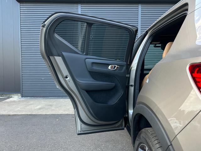 ＸＣ４０ Ｂ４　ＡＷＤ　インスクリプション　サンルーフ　ｈａｒｍａｎ／ｋａｒｄｏｎ　茶革　Ｓヒーター　ＰＷシート　ＰＷテールゲート　ナビ　ＴＶ　ＣａｒＰｌａｙ　３６０度カメラ　ＡＣＣ　自動駐車　純正１９インチＡＷ　ＬＥＤ　オートハイビーム（22枚目）