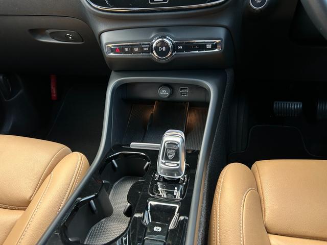 ＸＣ４０ Ｂ４　ＡＷＤ　インスクリプション　サンルーフ　ｈａｒｍａｎ／ｋａｒｄｏｎ　茶革　Ｓヒーター　ＰＷシート　ＰＷテールゲート　ナビ　ＴＶ　ＣａｒＰｌａｙ　３６０度カメラ　ＡＣＣ　自動駐車　純正１９インチＡＷ　ＬＥＤ　オートハイビーム（40枚目）