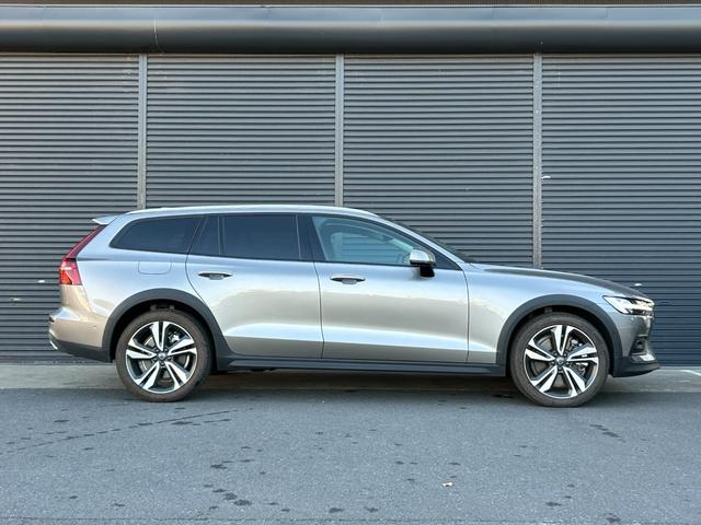 Ｖ６０ クロスカントリー　Ｂ５　ＡＷＤ　プロ　ワンオーナー　ｈａｒｍａｎ／ｋａｒｄｏｎ　ＨＵＤ　黒革　Ｓヒーター　ベンチレーション　ＰＷシート　ＰＷテールゲート　インテリセーフ　ＡＣＣ　ＬＫＡ　ＢＬＩＳ　３６０度カメラ　ナビ　ＴＶ　ＣａｒＰｌａｙ（64枚目）