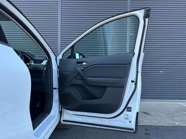 キャプチャー インテンス　衝突軽減Ｂ　ＡＣＣ　ＬＫＡ　ＢＳＭ　３６０°カメラ　純正ディスプレイオーディオ　ＣａｒＰｌａｙ　Ａｎｄｒｏｉｄｏ　Ａｕｔｏ　ＢＴ　ＵＳＢ　半革　シートヒーター　ＬＥＤ　ＥＴＣ　ルーフレール　禁煙車（17枚目）