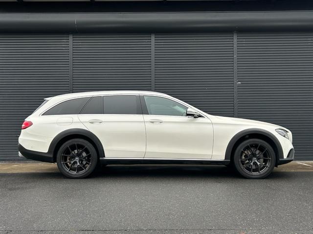 �}�b�g�u���b�N�Ƀz���C�g�̂k�h�a�d�q�`�k�`�̃��S�̌����ƊŔ��ڈ�ł�