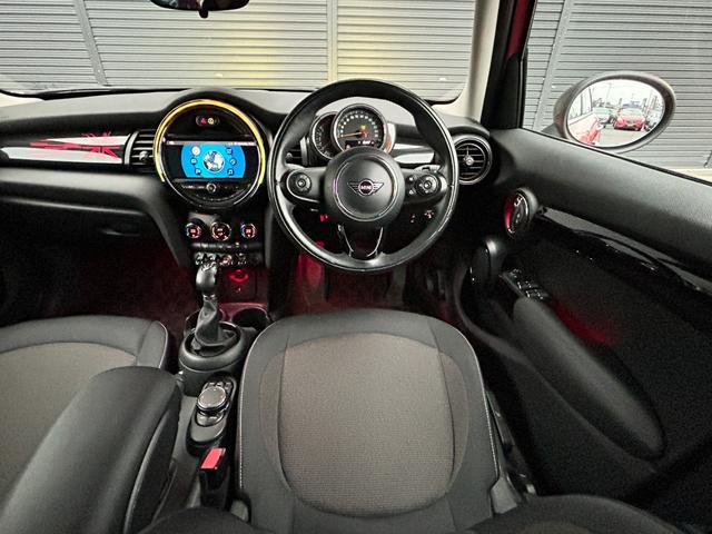 ＭＩＮＩ クーパーＤ　中期型　ペッパーＰＫＧ　コンフォートアクセス　インテリジェントＳＦＴ　純正ナビ　ＢＴ　ＵＳＢ　Ｂカメラ　ＰＤＣ　ＬＥＤ　ＵＪテールランプ　ＥＴＣ　アームレスト　前後ドラレコ　純正１７ｉｎＡＷ　禁煙車（5枚目）