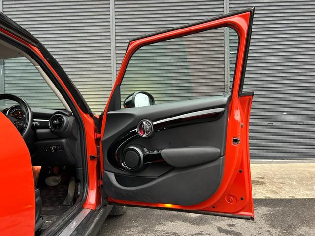 ＭＩＮＩ クーパーＤ　中期型　ペッパーＰＫＧ　コンフォートアクセス　インテリジェントＳＦＴ　純正ナビ　ＢＴ　ＵＳＢ　Ｂカメラ　ＰＤＣ　ＬＥＤ　ＵＪテールランプ　ＥＴＣ　アームレスト　前後ドラレコ　純正１７ｉｎＡＷ　禁煙車（17枚目）