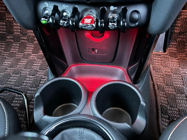 ＭＩＮＩ クーパーＤ　中期型　ペッパーＰＫＧ　コンフォートアクセス　インテリジェントＳＦＴ　純正ナビ　ＢＴ　ＵＳＢ　Ｂカメラ　ＰＤＣ　ＬＥＤ　ＵＪテールランプ　ＥＴＣ　アームレスト　前後ドラレコ　純正１７ｉｎＡＷ　禁煙車（36枚目）