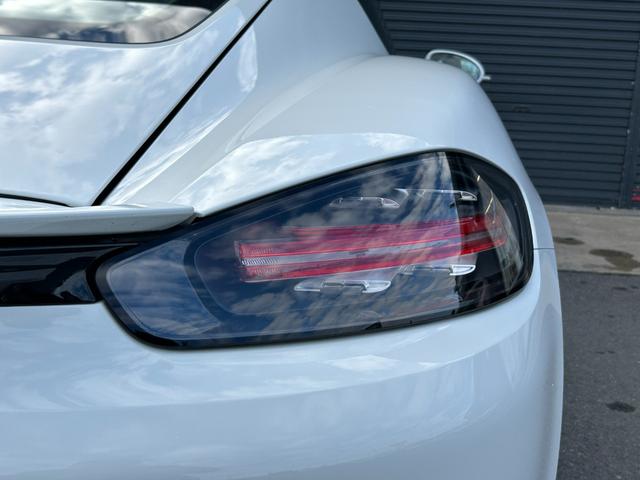 �}�b�g�u���b�N�Ƀz���C�g�̂k�h�a�d�q�`�k�`�̃��S�̌����ƊŔ��ڈ�ł�