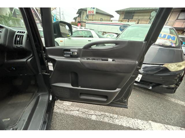 セレナ ハイウェイスター　Ｖセレクション　ＴＶナビ　スマートキースペア有　両側パワースライドドア　オートライト　フォグライト　電動格納ウィンカーミラー　アルミホイル　ウォークスルー　３列シート８人乗　記録簿　保証書　取扱説明書（12枚目）