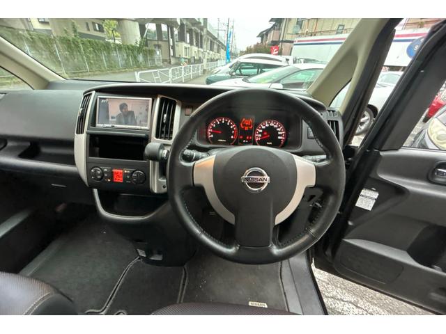 セレナ ハイウェイスター　Ｖセレクション　ＴＶナビ　スマートキースペア有　両側パワースライドドア　オートライト　フォグライト　電動格納ウィンカーミラー　アルミホイル　ウォークスルー　３列シート８人乗　記録簿　保証書　取扱説明書（16枚目）