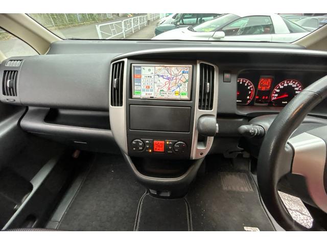 セレナ ハイウェイスター　Ｖセレクション　ＴＶナビ　スマートキースペア有　両側パワースライドドア　オートライト　フォグライト　電動格納ウィンカーミラー　アルミホイル　ウォークスルー　３列シート８人乗　記録簿　保証書　取扱説明書（22枚目）