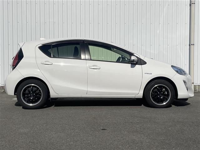 アクア S 社外ナビ(AVIC-RW900) バックカメラ キーレスキー ETC 社外アルミ フルセグTV CD/DVD再生 Bluetooth オートエアコン ヘッドライトレベライザー 電格ミラー ドアバイザー(35枚目)