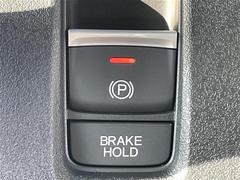【電動パーキングブレーキ・オートブレーキホールド】シフト操作に連動してパーキングブレーキを作動・解除。さらに渋滞や信号待ちで停止した時にブレーキを保持。アクセルを踏むと解除されます。 7