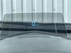 【ヘッドアップディスプレイ（ＨＵＤ）】フロントウインドウガラスに走行情報を投影します。運転中の目線と重なるように表示されるので、少ない視線移動で速度が確認できるので、　ドライビングに集中できます！ 7