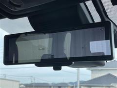 【デジタルインナーミラー】車両後方カメラの映像をミラーに映すことが出来ます。　そのため、後席に人や荷物があって後方が見えづらい場合でもしっかり視界を確保することが出来ます。 7