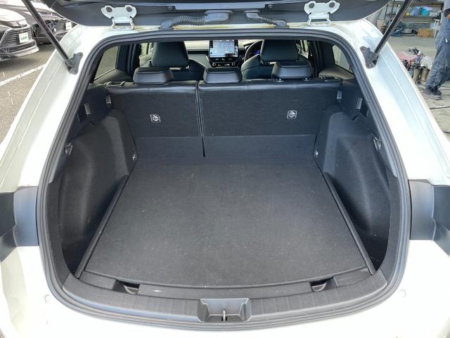 カローラツーリング ハイブリッド　ダブルバイビー　９インチディスプレイオーディオ　バックカメラ　フルセグＴＶ　Ｂｌｕｅｔｏｏｔｈ　ヘッドアップディスプレイ　トヨタセーフティーセンス　　レーントレーシングアシスト　ブラインドスポットモニター　純正マット（16枚目）