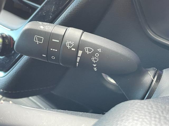 カローラツーリング ハイブリッド　ダブルバイビー　９インチディスプレイオーディオ　バックカメラ　フルセグＴＶ　Ｂｌｕｅｔｏｏｔｈ　ヘッドアップディスプレイ　トヨタセーフティーセンス　　レーントレーシングアシスト　ブラインドスポットモニター　純正マット（26枚目）
