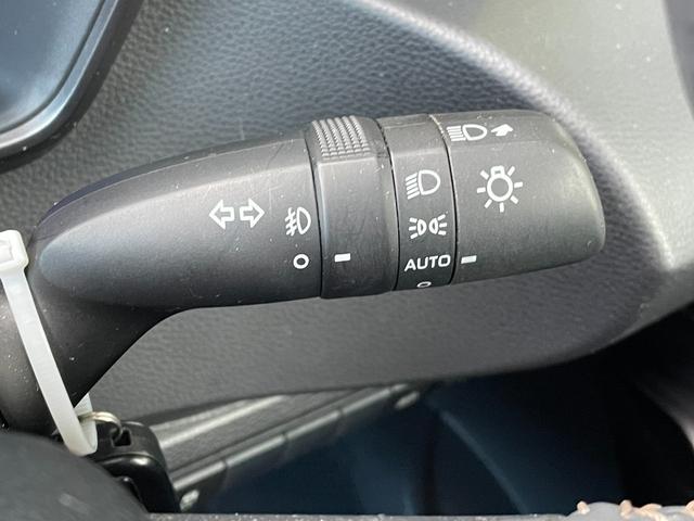 カローラツーリング ハイブリッド　ダブルバイビー　９インチディスプレイオーディオ　バックカメラ　フルセグＴＶ　Ｂｌｕｅｔｏｏｔｈ　ヘッドアップディスプレイ　トヨタセーフティーセンス　　レーントレーシングアシスト　ブラインドスポットモニター　純正マット（27枚目）