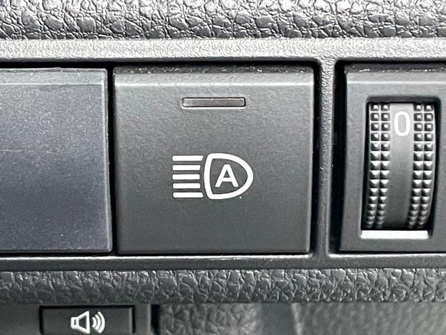 カローラツーリング ハイブリッド　ダブルバイビー　９インチディスプレイオーディオ　バックカメラ　フルセグＴＶ　Ｂｌｕｅｔｏｏｔｈ　ヘッドアップディスプレイ　トヨタセーフティーセンス　　レーントレーシングアシスト　ブラインドスポットモニター　純正マット（31枚目）