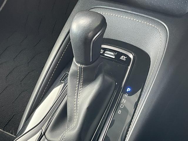 カローラツーリング ハイブリッド　ダブルバイビー　９インチディスプレイオーディオ　バックカメラ　フルセグＴＶ　Ｂｌｕｅｔｏｏｔｈ　ヘッドアップディスプレイ　トヨタセーフティーセンス　　レーントレーシングアシスト　ブラインドスポットモニター　純正マット（35枚目）