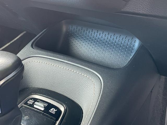 カローラツーリング ハイブリッド　ダブルバイビー　９インチディスプレイオーディオ　バックカメラ　フルセグＴＶ　Ｂｌｕｅｔｏｏｔｈ　ヘッドアップディスプレイ　トヨタセーフティーセンス　　レーントレーシングアシスト　ブラインドスポットモニター　純正マット（36枚目）