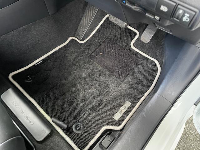 カローラツーリング ハイブリッド　ダブルバイビー　９インチディスプレイオーディオ　バックカメラ　フルセグＴＶ　Ｂｌｕｅｔｏｏｔｈ　ヘッドアップディスプレイ　トヨタセーフティーセンス　　レーントレーシングアシスト　ブラインドスポットモニター　純正マット（44枚目）