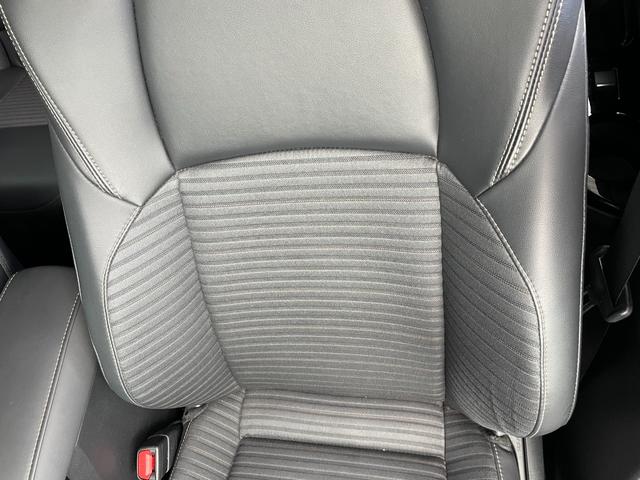 カローラツーリング ハイブリッド　ダブルバイビー　９インチディスプレイオーディオ　バックカメラ　フルセグＴＶ　Ｂｌｕｅｔｏｏｔｈ　ヘッドアップディスプレイ　トヨタセーフティーセンス　　レーントレーシングアシスト　ブラインドスポットモニター　純正マット（50枚目）