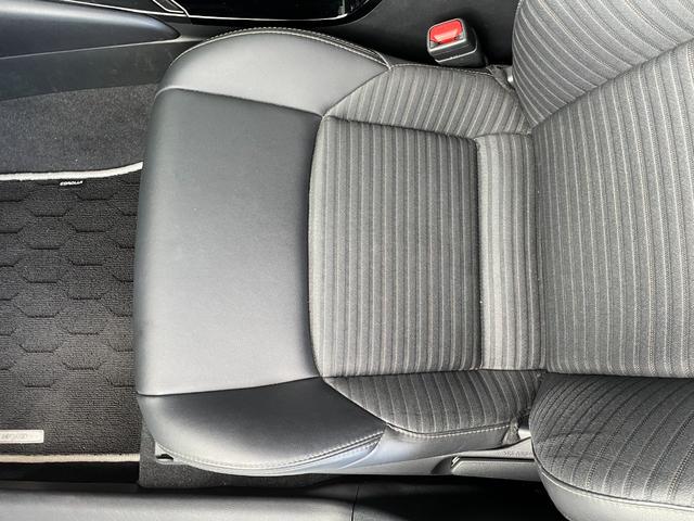 カローラツーリング ハイブリッド　ダブルバイビー　９インチディスプレイオーディオ　バックカメラ　フルセグＴＶ　Ｂｌｕｅｔｏｏｔｈ　ヘッドアップディスプレイ　トヨタセーフティーセンス　　レーントレーシングアシスト　ブラインドスポットモニター　純正マット（51枚目）