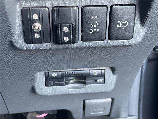 プリウスアルファ Sツーリングセレクション 純正HDDナビ バックビューモニター ドラレコ クルコン クリアランスソナー ビルトインETC ヘッドライトウォッシャー ドライブモード 純正フロアマット ドアバイザー フォグランプ(31枚目)