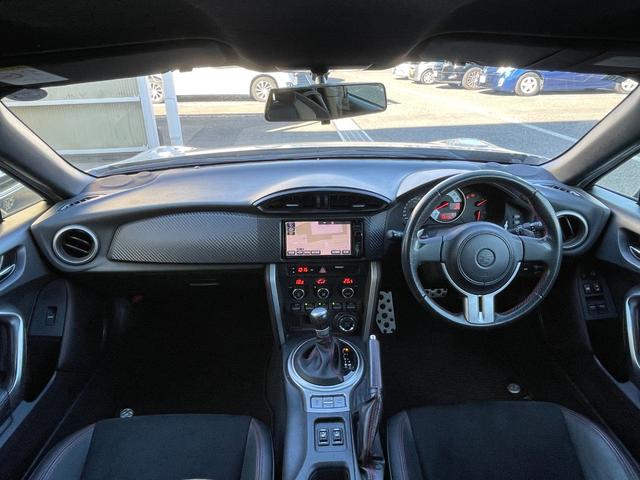 ８６ ＧＴリミテッド　純正ナビ　バックカメラ　Ｂｌｕｅｔｏｏｔｈ　フルセグＴＶ　純正アルミホイール　シートヒーター　フロアマット　ハーフレザーシート　ＡＢＳ　横滑り防止装置　レーンアシスト　盗難防止装置　オートライト（3枚目）