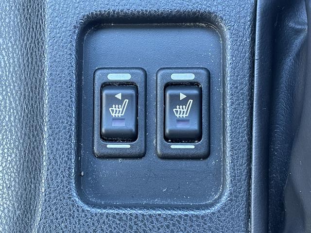 ８６ ＧＴリミテッド　純正ナビ　バックカメラ　Ｂｌｕｅｔｏｏｔｈ　フルセグＴＶ　純正アルミホイール　シートヒーター　フロアマット　ハーフレザーシート　ＡＢＳ　横滑り防止装置　レーンアシスト　盗難防止装置　オートライト（5枚目）