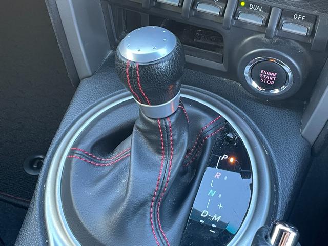 ８６ ＧＴリミテッド　純正ナビ　バックカメラ　Ｂｌｕｅｔｏｏｔｈ　フルセグＴＶ　純正アルミホイール　シートヒーター　フロアマット　ハーフレザーシート　ＡＢＳ　横滑り防止装置　レーンアシスト　盗難防止装置　オートライト（10枚目）