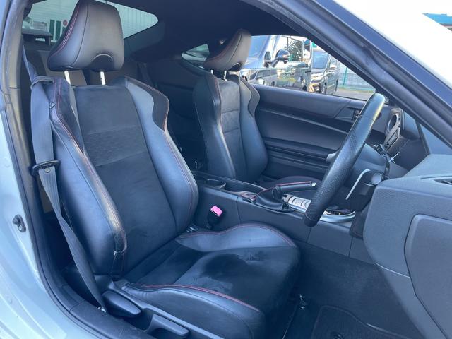 ８６ ＧＴリミテッド　純正ナビ　バックカメラ　Ｂｌｕｅｔｏｏｔｈ　フルセグＴＶ　純正アルミホイール　シートヒーター　フロアマット　ハーフレザーシート　ＡＢＳ　横滑り防止装置　レーンアシスト　盗難防止装置　オートライト（14枚目）