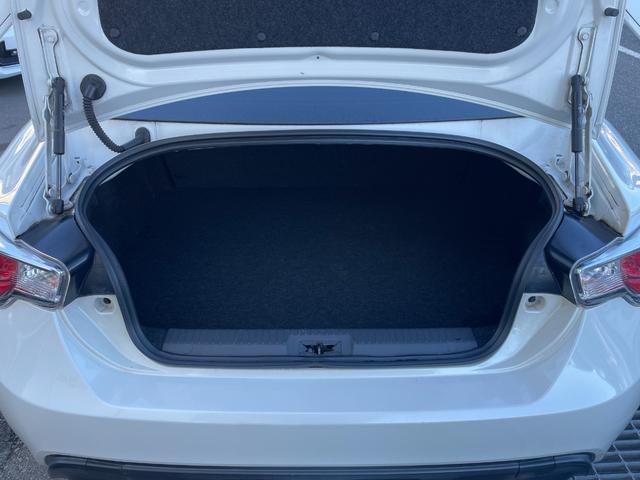 ８６ ＧＴリミテッド　純正ナビ　バックカメラ　Ｂｌｕｅｔｏｏｔｈ　フルセグＴＶ　純正アルミホイール　シートヒーター　フロアマット　ハーフレザーシート　ＡＢＳ　横滑り防止装置　レーンアシスト　盗難防止装置　オートライト（16枚目）