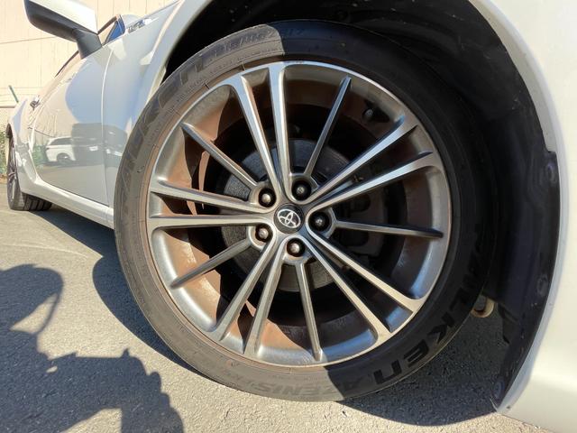 ８６ ＧＴリミテッド　純正ナビ　バックカメラ　Ｂｌｕｅｔｏｏｔｈ　フルセグＴＶ　純正アルミホイール　シートヒーター　フロアマット　ハーフレザーシート　ＡＢＳ　横滑り防止装置　レーンアシスト　盗難防止装置　オートライト（17枚目）